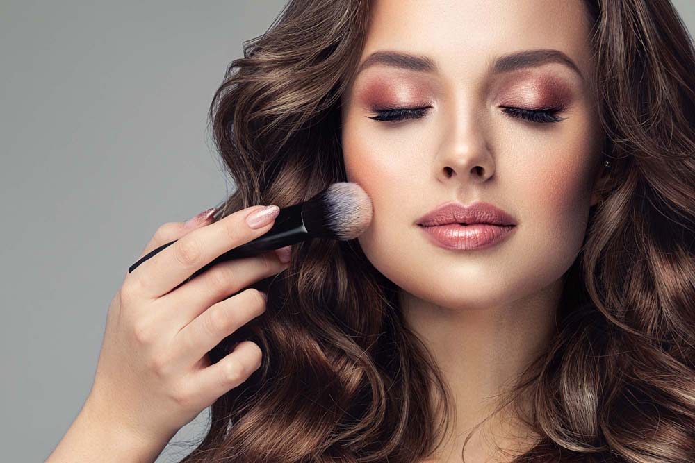 Frau mit MakeUp-Pinsel